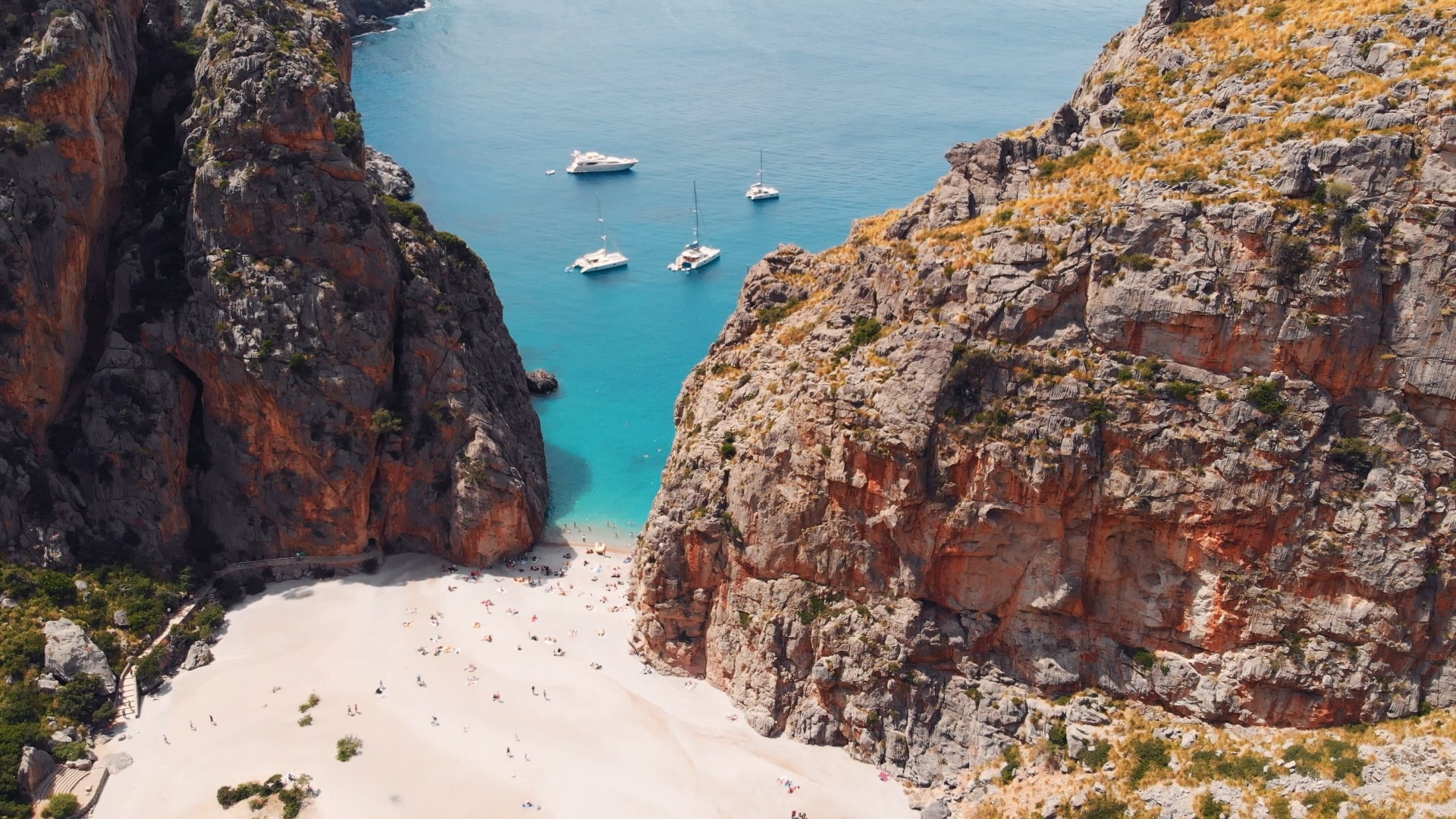 Sa Calobra Strand - Der Strand wird von zwei hohen Klippen eingeklemmt
